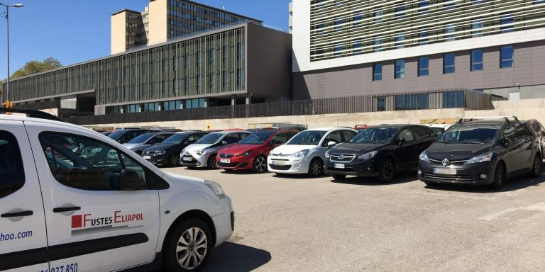 Vehículos estacionados en el parking junto al Camp Nou / METRÓPOLI - RP