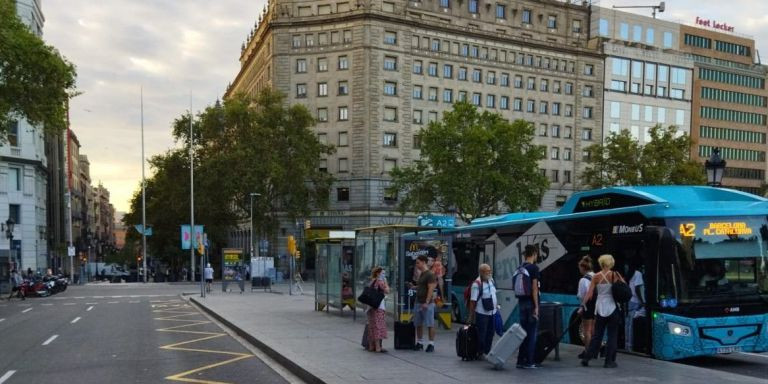 Colas en el bus del aeropuerto en plaza de Catalunya / METRÓPOLI - JORDI SUBIRANA