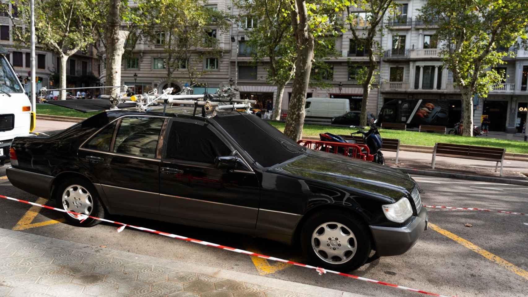 Un coche Mercedes igual al que viajaba Lady Di, en los Jardinets de Gràcia por el rodaje   / METRÓPOLI - LUIS MIGUEL AÑÓN