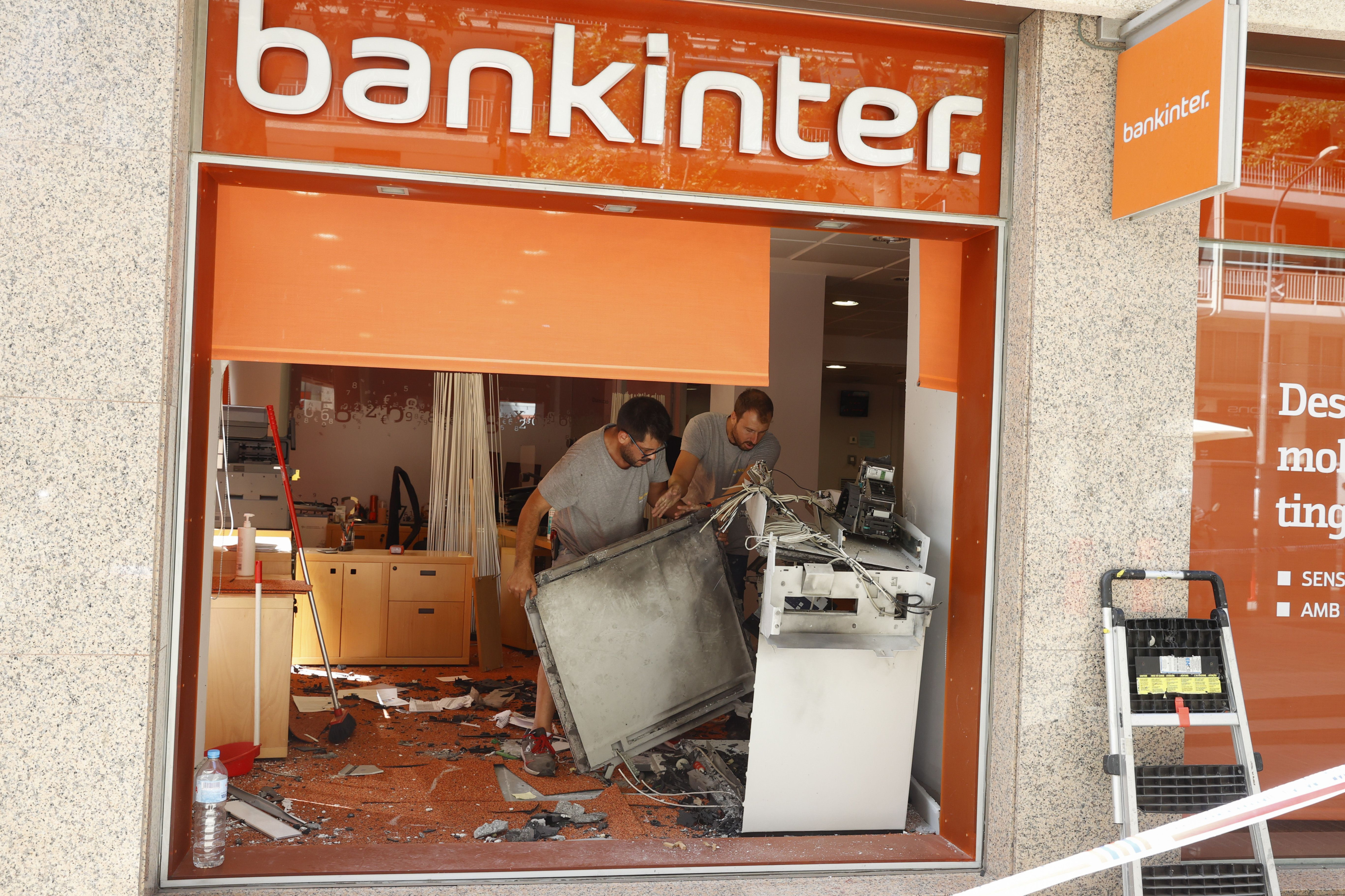 Vista de los daños ocasionados en un cajero automático explosionado por una banda ladrones en una sucursal de Bankinter de Barcelona / EFE - TONI ALBIR