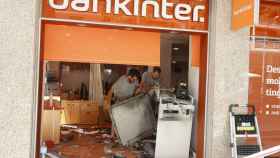 Vista de los daños ocasionados en un cajero automático explosionado por una banda ladrones en una sucursal de Bankinter de Barcelona /  EFE - TONI ALBIR