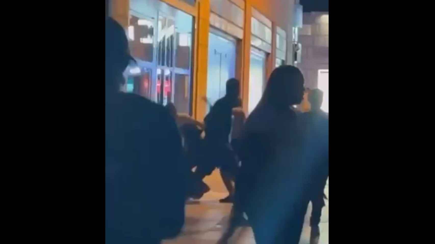 Fotograma de la pelea captada en vídeo frente al 'Furia Beach' de Barcelona