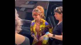 Shakira saliendo de una furgoneta en Manresa para grabar un videoclip
