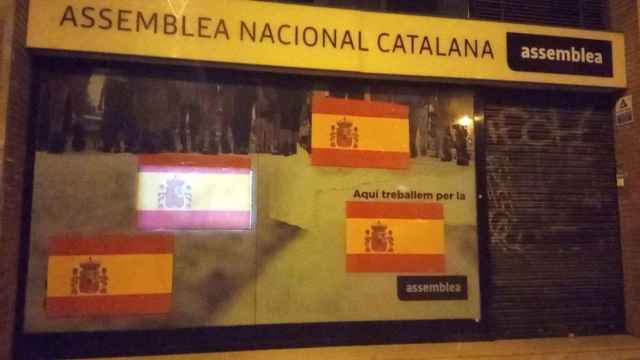 Fachada de la sede de la ANC con banderas españolas pegadas / TWITTER ANC