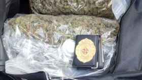 Seis kilos de marihuana que un pasajero de un taxi guardaba / GUARDIA URBANA