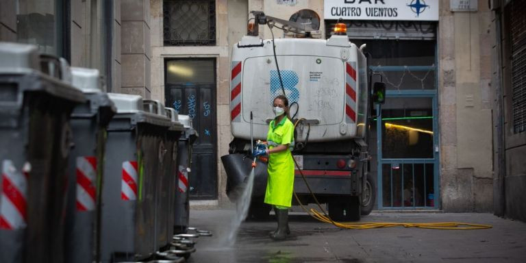 Trabajadora del servicio de limpieza limpia las calles de Barcelona con agua / EUROPA PRESS