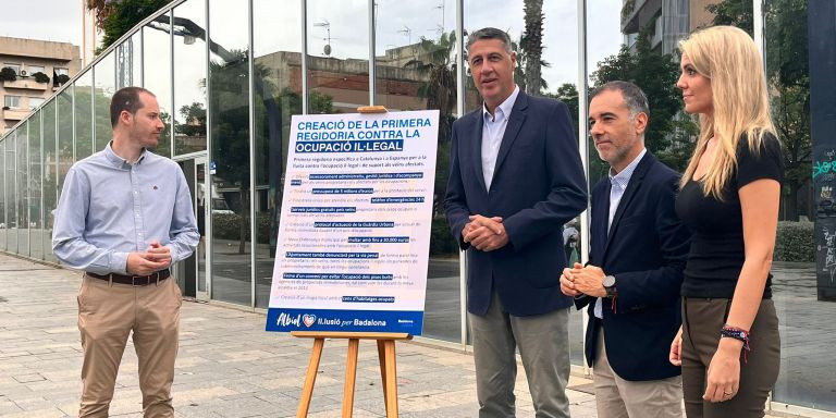 Xavier García Albiol y algunos de sus regidores en la rueda de prensa sobre la nueva concejalía contra la ocupación / AV