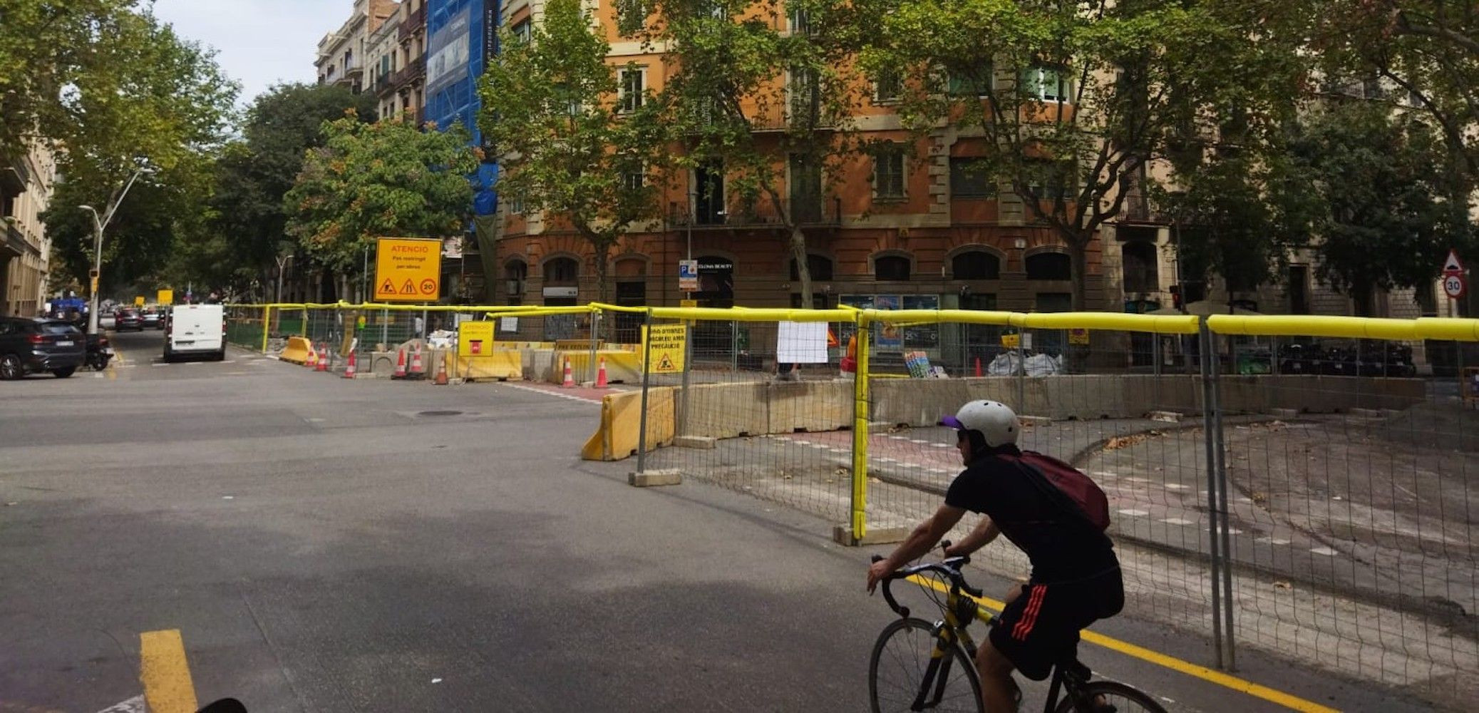 Un ciclista pasa por Consell de Cent, una calle de la 'superilla' del Eixample que impulsa Colau, en obras / METRÓPOLI - JORDI SUBIRANA
