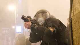 Un agente de Mossos con una lanzadora de balas de 'foam' / CG