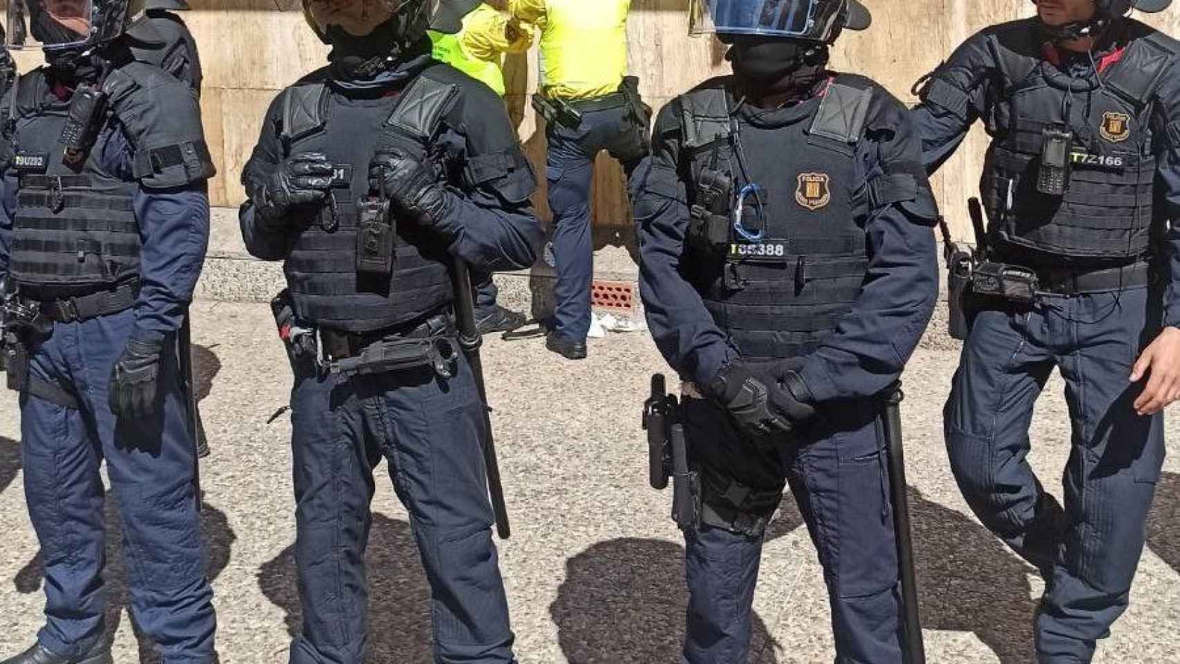 Agentes de los Mossos a las puertas de la vivienda de la calle de Cantàbria / TWITTER