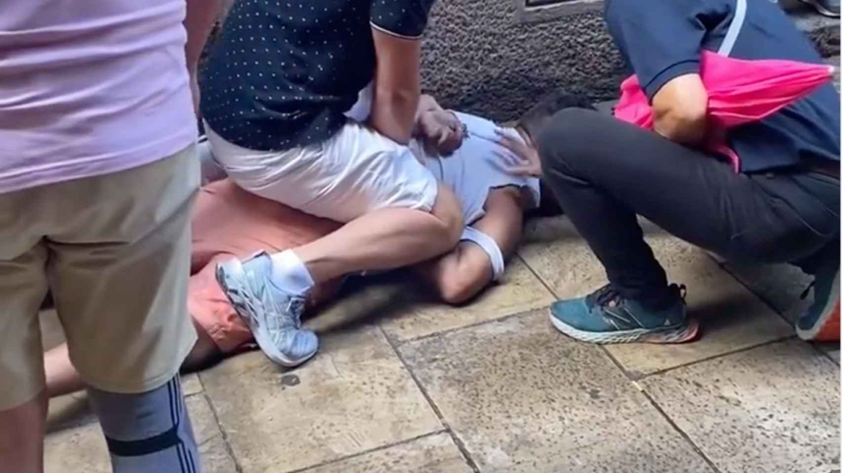 Un grupo de turistas retiene a un ladrón en el centro de Barcelona / CEDIDA