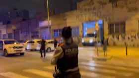 Una agente de los Mossos a las puertas de la fábrica que se intentó ocupar / CEDIDA