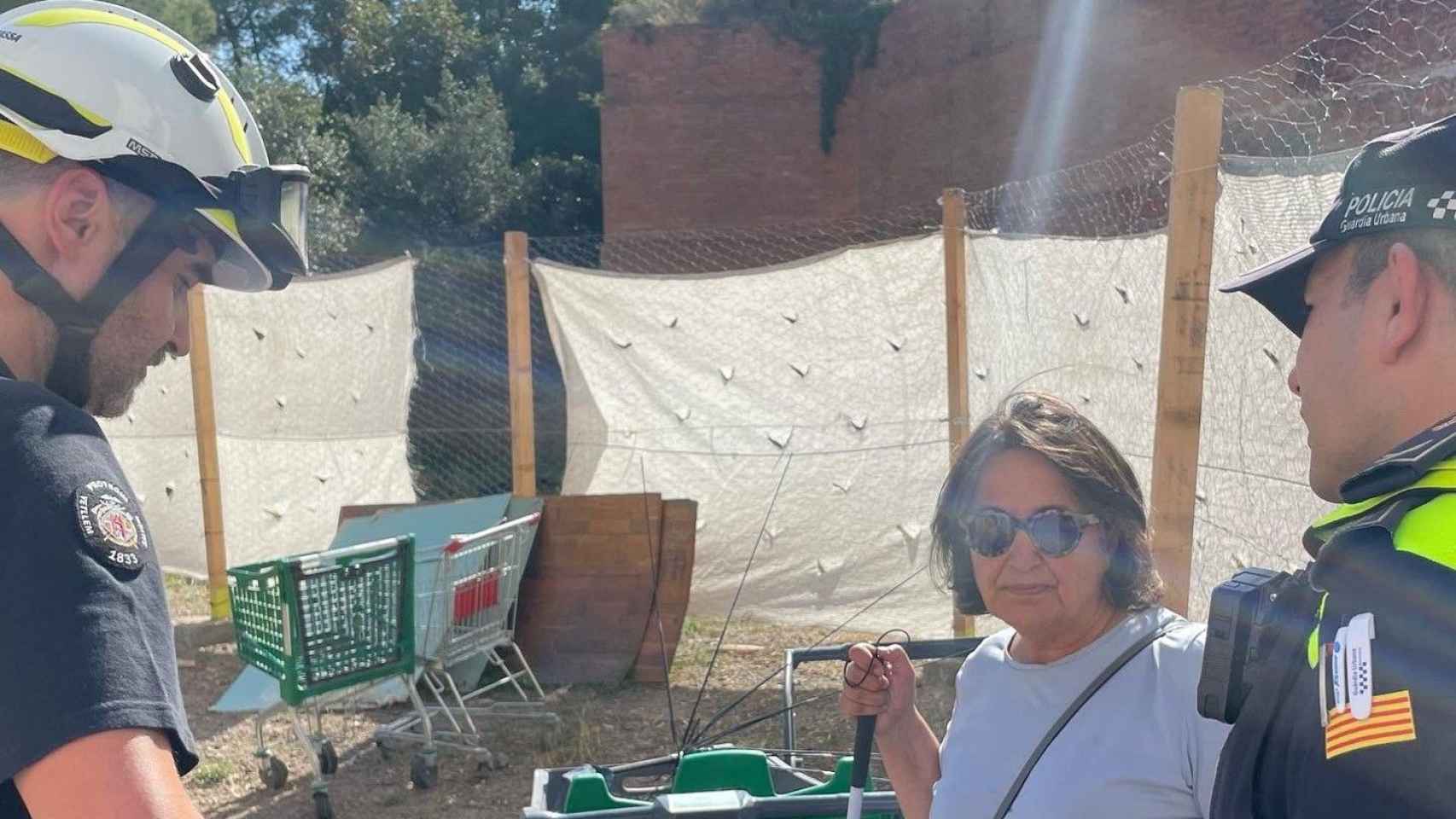 La concejal de Horta-Guinardó, Rosa Alarcón, en el solar desalojado / TWITTER ROSA ALARCÓN