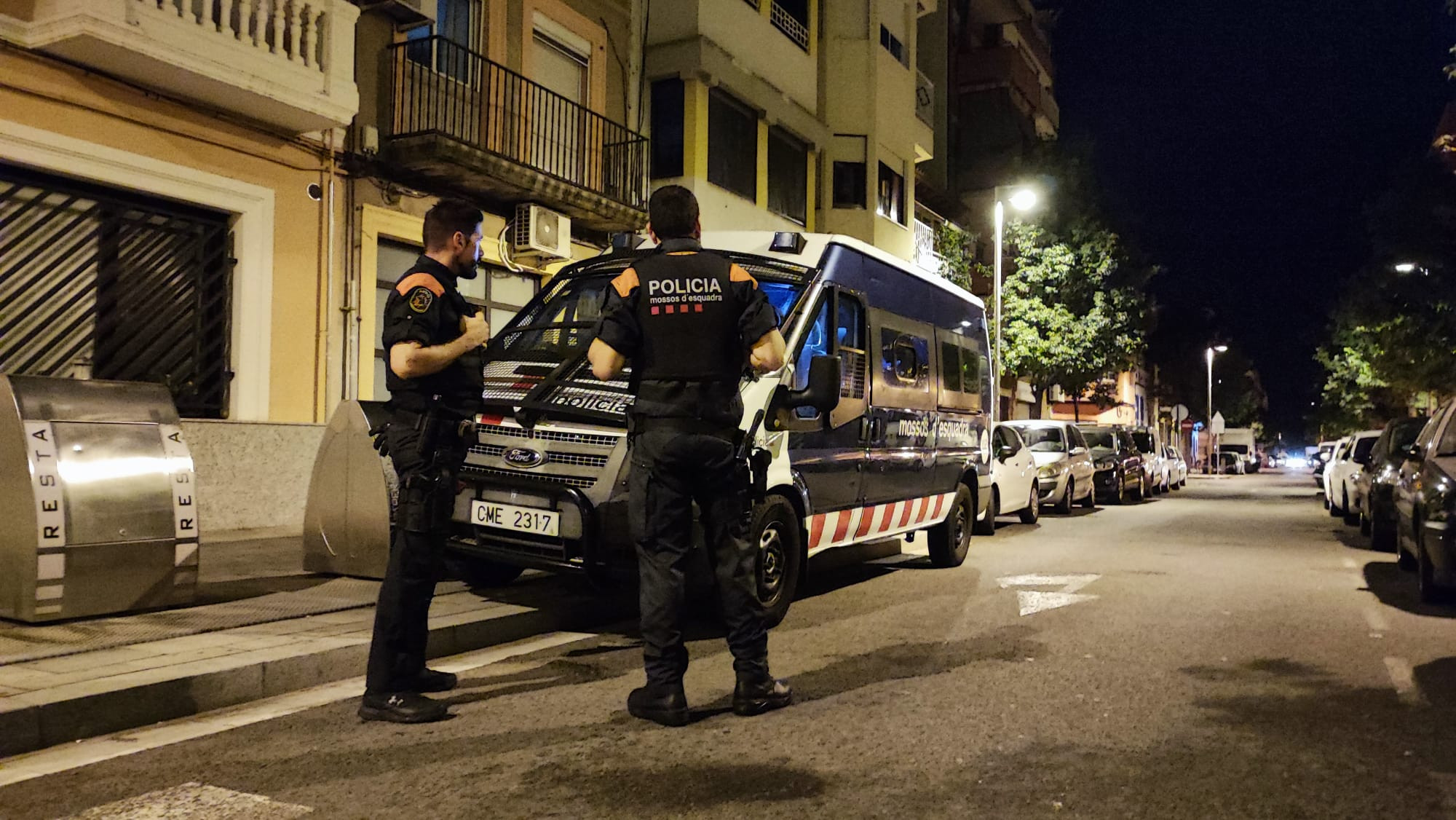 Agentes de los Mossos d'Esquadra frente a un furgón policial en el operativo que ha detenido a nueve sospechosos de secuestro / TWITTER MOSSOS