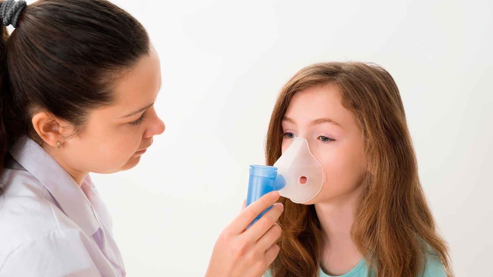 Una niña se somete a una prueba para solucionar problemas respiratorios causados por el asma / EP