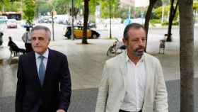El expresidente del FB Barcelona, Sandro Rosell (d), a su llegada al juicio por un presunto delito contra Hacienda, en el juzgado de lo penal 3 de Barcelona, a 12