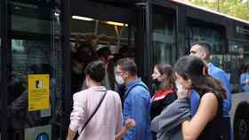 Un autobús a reventar durante el primer día de huelga de TMB en el centro de Barcelona / METRÓPOLI - Luis Miguel Añón