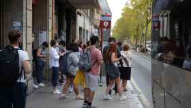 Colas en la Gran Via esperando un autobús / METRÓPOLI - Luis Miguel Añón