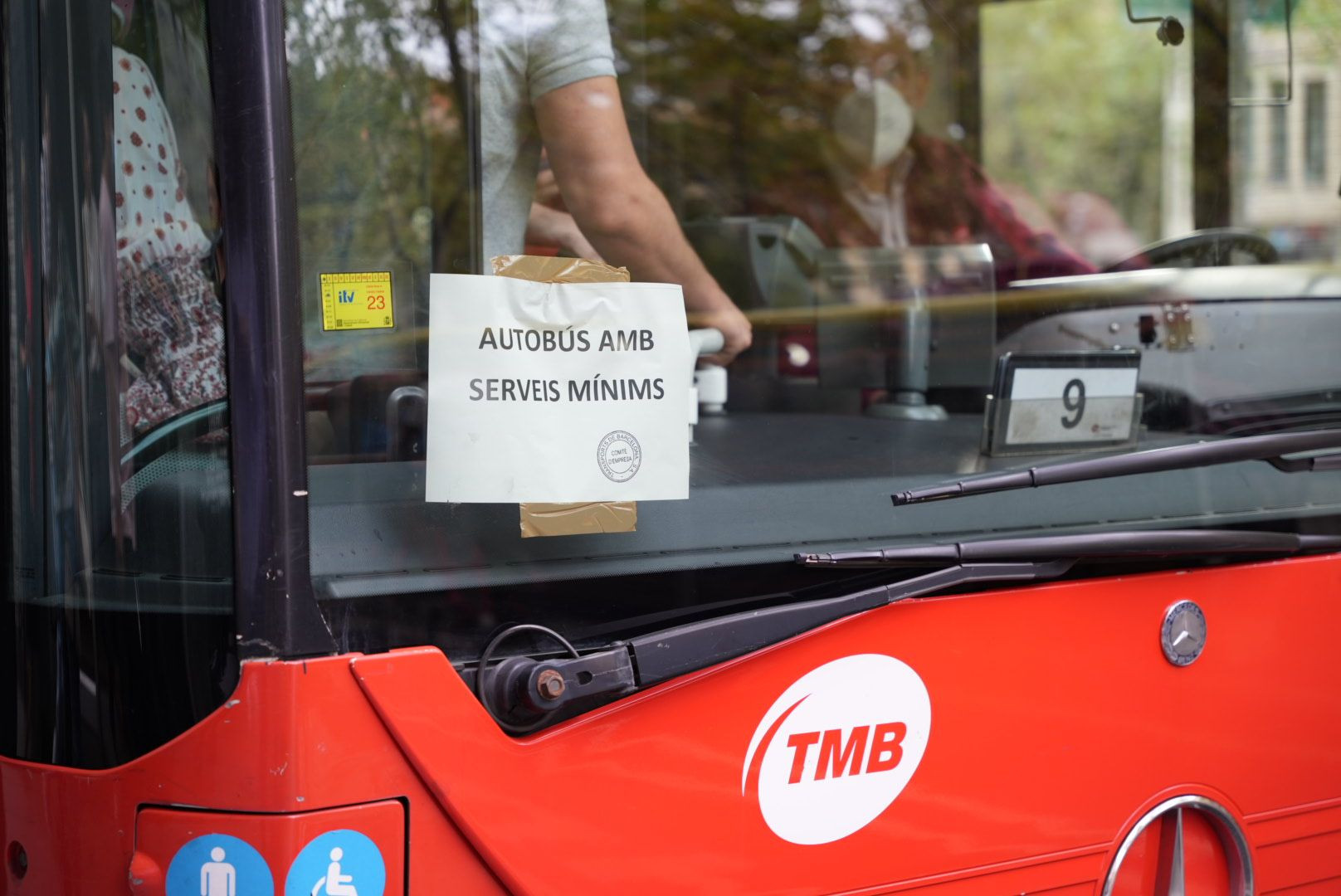 Aviso de servicios mínimos por la huelga en un autobús de TMB / METRÓPOLI - Luis Miguel Añón