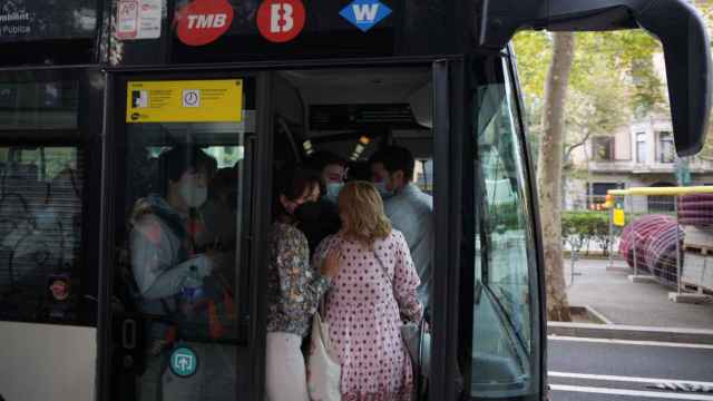 Entrada colapsada de un autobús de TMB por la huelga en una convocatoria anterior / Luis Miguel Añón