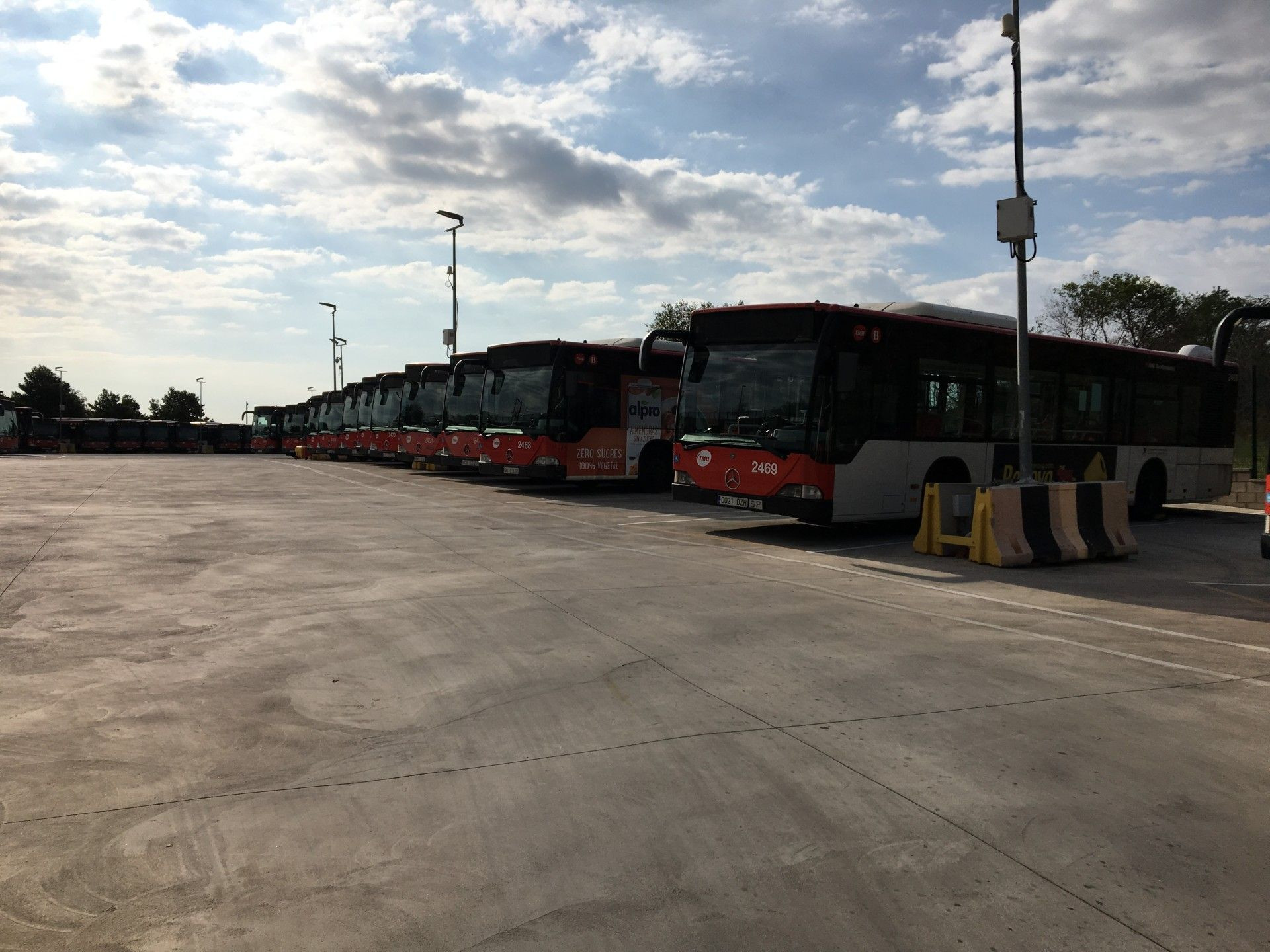 Autobuses estacionados en cocheras durante la huelga en Barcelona / METRÓPOLI - RP
