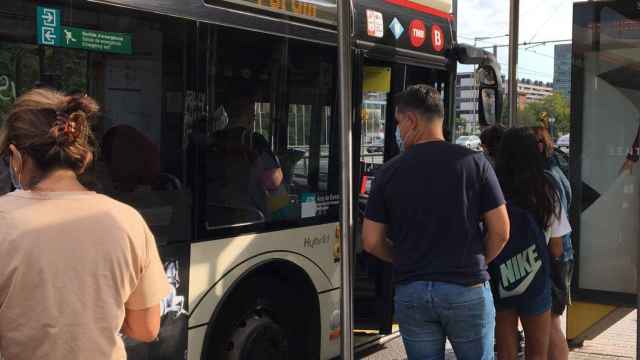 Usuarios suben a un bus en Barcelona / METRÓPOLI - RP