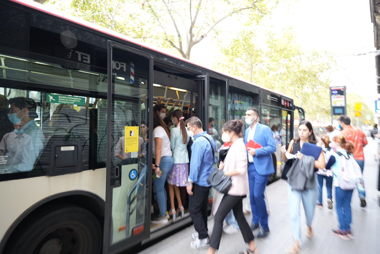 Un autobús de TMB, a reventar por la huelga / METRÓPOLI - Luis Miguel Añón