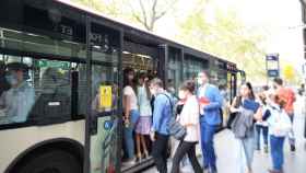 Un autobús de TMB, a reventar por la huelga / METRÓPOLI - Luis Miguel Añón