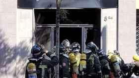 Bomberos en el incendio del edificio de Gràcia de este jueves / CEDIDA