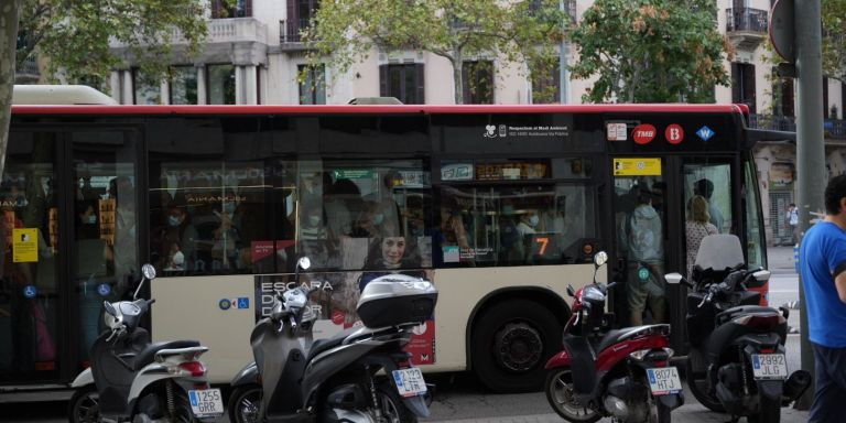 Un bus de la línea 7 lleno hasta la bandera en la huelga de bus / LUIS MIGUEL AÑÓN - METRÓPOLI