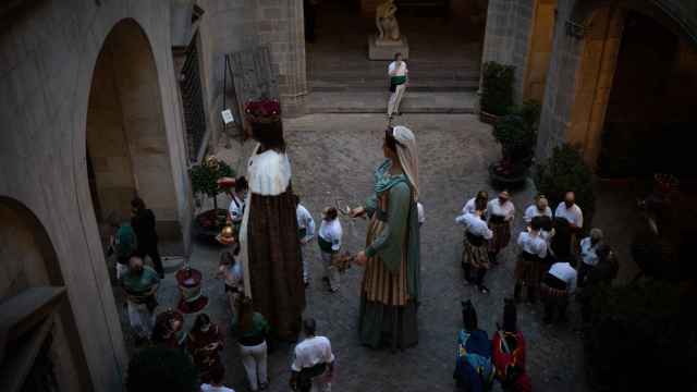 Gigantes y cabezudos durante la lectura del pregón de la Mercè 2021 / DAVID ZORRAKINO - EP