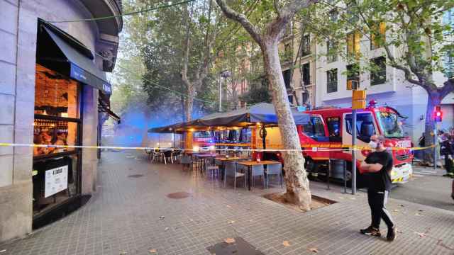 Bomberos en el incendio de Enric Granados / CEDIDA