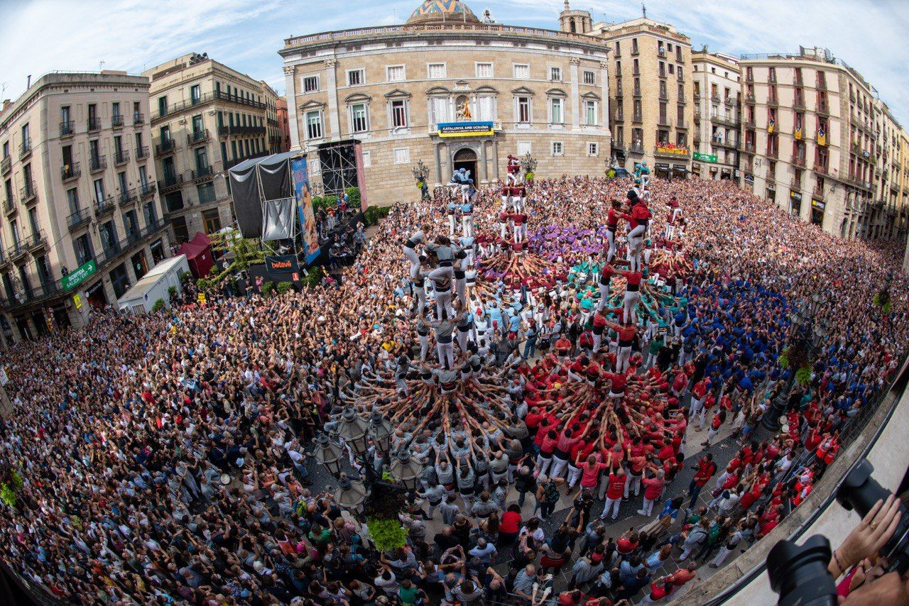 Collas castelleras en plaça Sant Jaume durante la Mercè / TWITTER