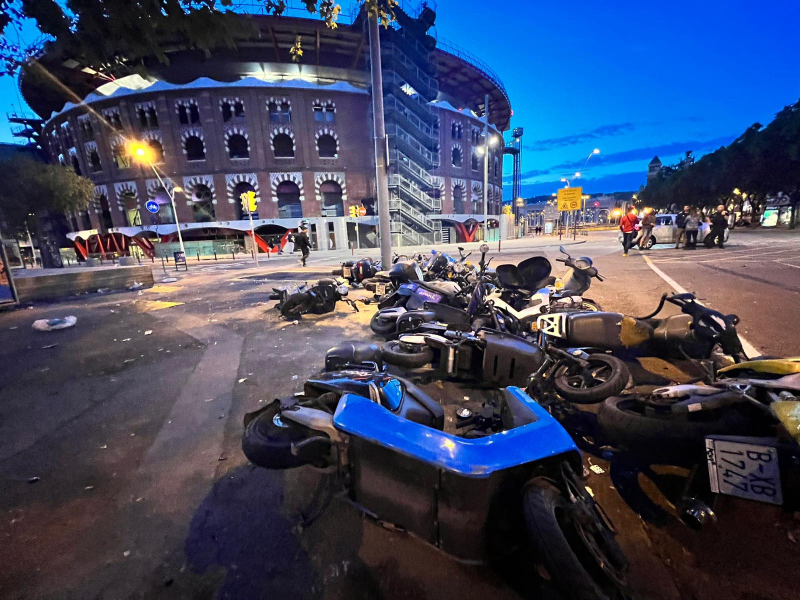 Motos volcadas y vandalizadas durante las fiestas de la Mercè 2022 / CEDIDA