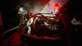 Los Bomberos extinguiendo el incendio en el parking subterráneo / BOMBEROS