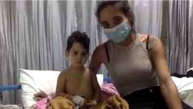El pequeño Mateo con su madre en el hospital de Bali / REDES SOCIALES