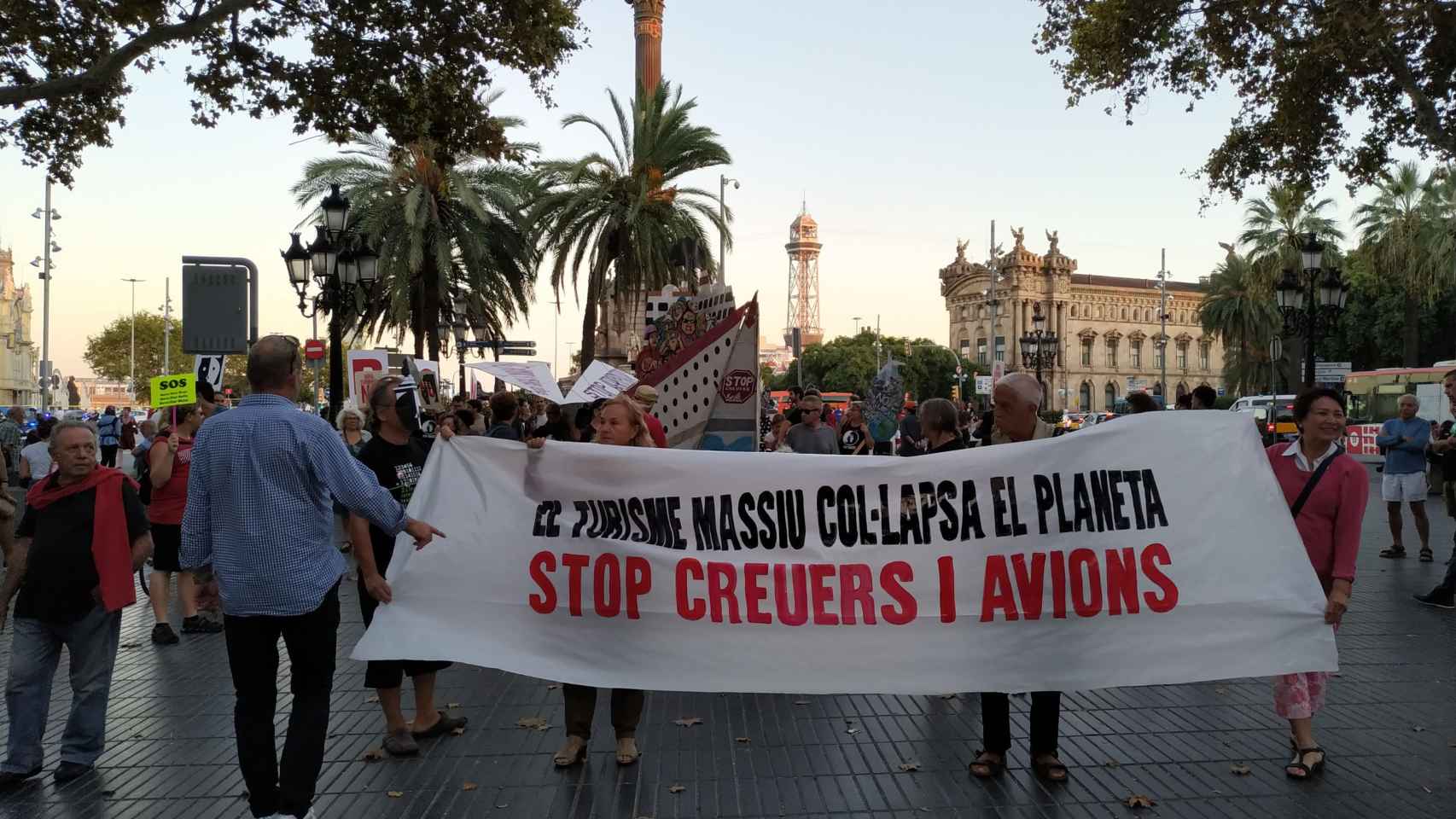 Manifestantes en La Rambla contra el turismo de cruceros y aviones / PB