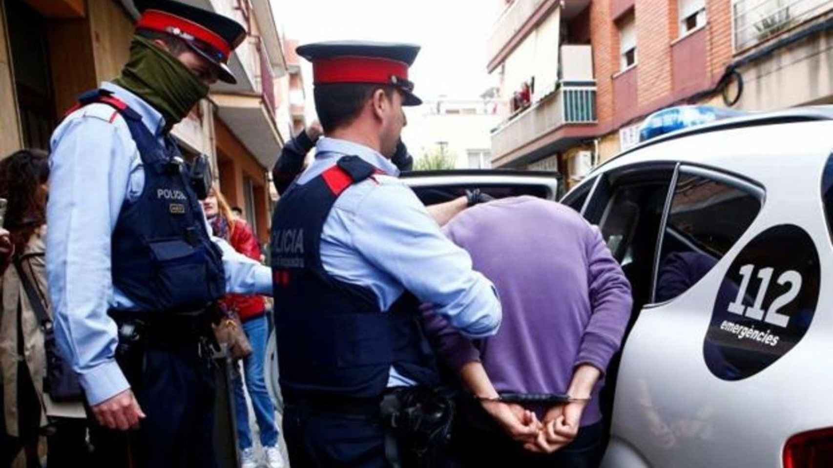 Agentes de los Mossos con un detenido en el Eixample / EFE