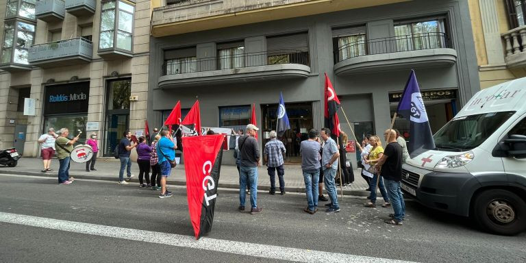Manifestación de las trabajadoras frente a la residencia Bon Repòs / METRÓPOLI