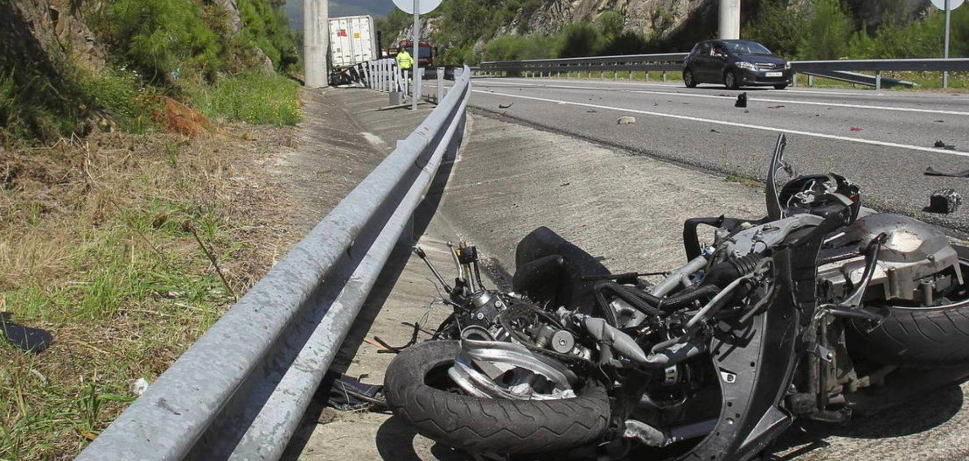 Una moto, tras haber sufrido un accidente en una imagen de archivo / EFE