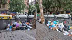 Contenedores llenos de bolsas de basura denunciados en el movimiento 'Mierdalona' / TWITTER