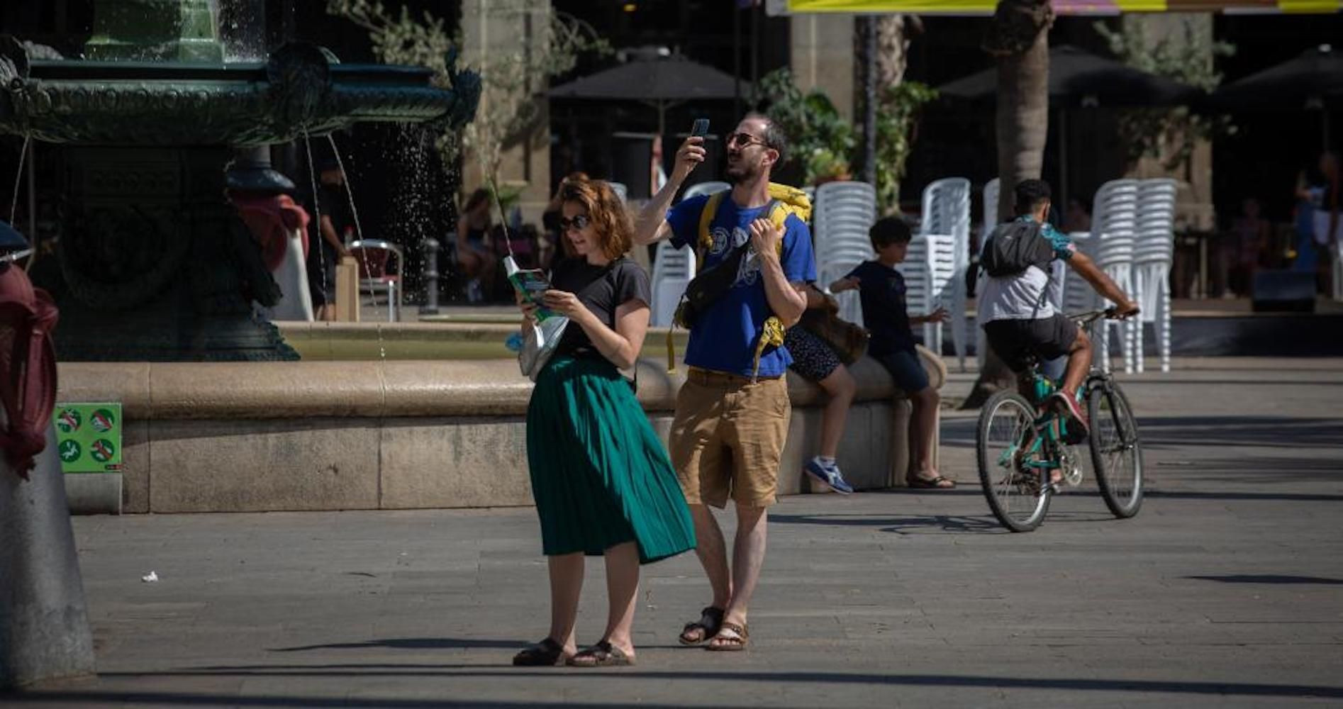 Dos turistas, en la plaza Reial de Barcelona, en una imagen de archivo / DAVID ZORRAKINO - EUROPA PRESS