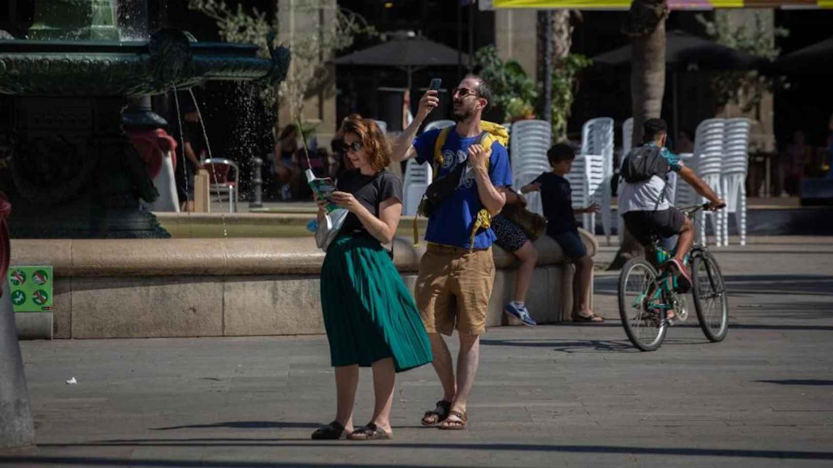 Dos turistas, en la plaza Reial de Barcelona, en una imagen de archivo / DAVID ZORRAKINO - EUROPA PRESS