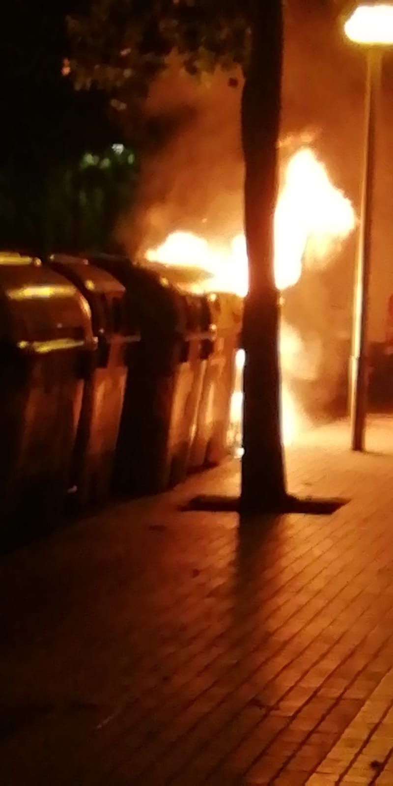 Un contenedor quemado en Sant Roc, Badalona / CEDIDA