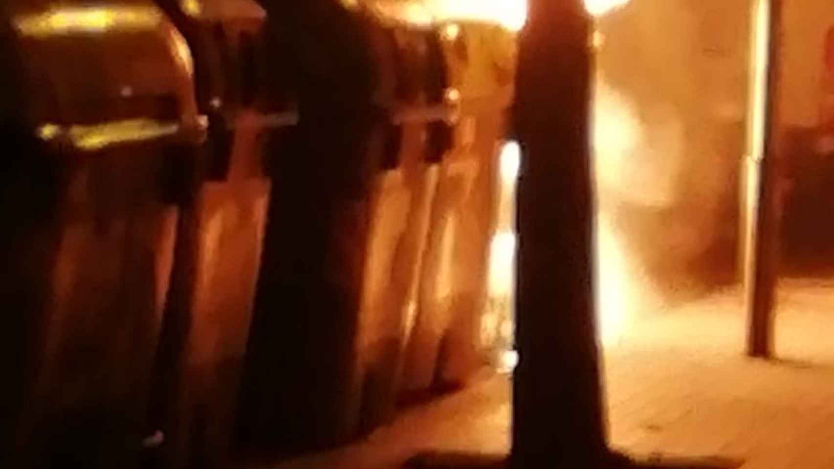 Un contenedor quemado en Sant Roc, Badalona / CEDIDA