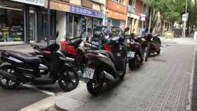 Motos estacionadas en la calle de Galileu / METRÓPOLI - RP