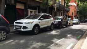 Vehículos estacionados en la calle de Galileu, en Les Corts / METRÓPOLI - RP