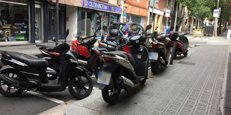 Motos estacionadas en la calle de Galileu / METRÓPOLI - RP
