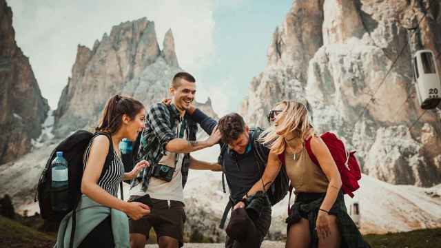 Jóvenes felices en plena naturaleza