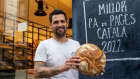 David Hernández, ganador del premio del mejor pan de pagès de Catalunya en su panadería, Montserrat Forners / GALA ESPÍN